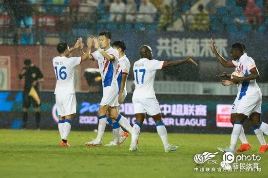 战报新秀哈克斯31分10板马克西20中4恩巴缺战热火力克76人　NBA常规赛圣诞大战，热火今日迎战76人，双方近来状态都不错均取得两连胜，此役恩比德、巴特勒和巴图姆等人缺战。